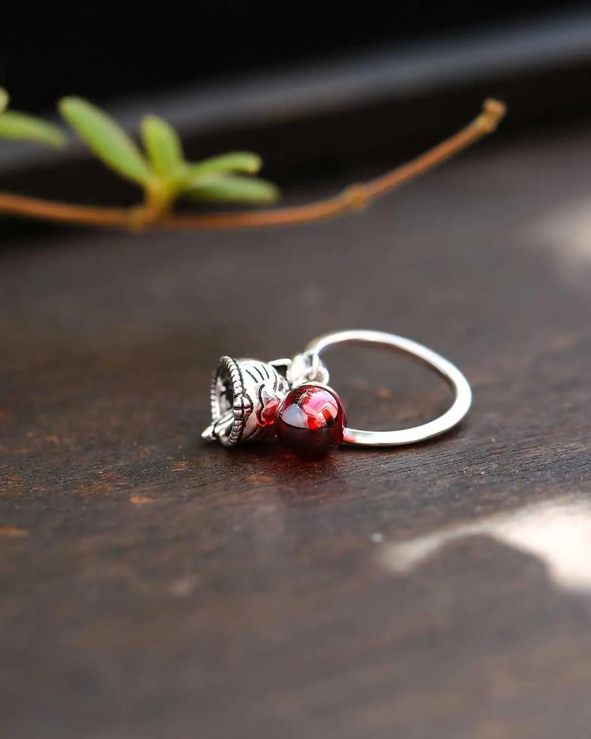 Кольцо с колокольчиком в виде кошки из серебра пробы натуральным кристаллом