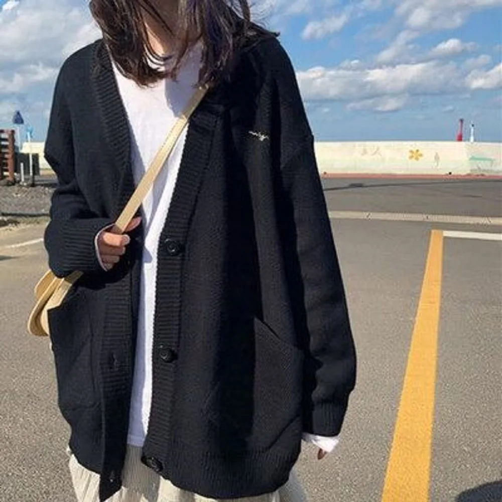 2021 autumn and winter new coat sweater women thick loose outer wear lazy style Korean student v-neck knitted cardigan
2021 autumn and winter new coat sweater women thick loose outer wear lazy style Korean student v-neck knitted cardigan