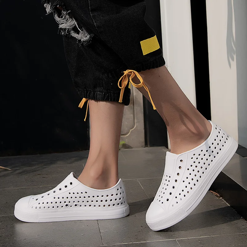 

FIXSYS Summer Couple Sandals Outdoor Man Beach Sandals Hollow Breathable Garden Shoes Lightweight Woman Clogs Shoes Mens Slides