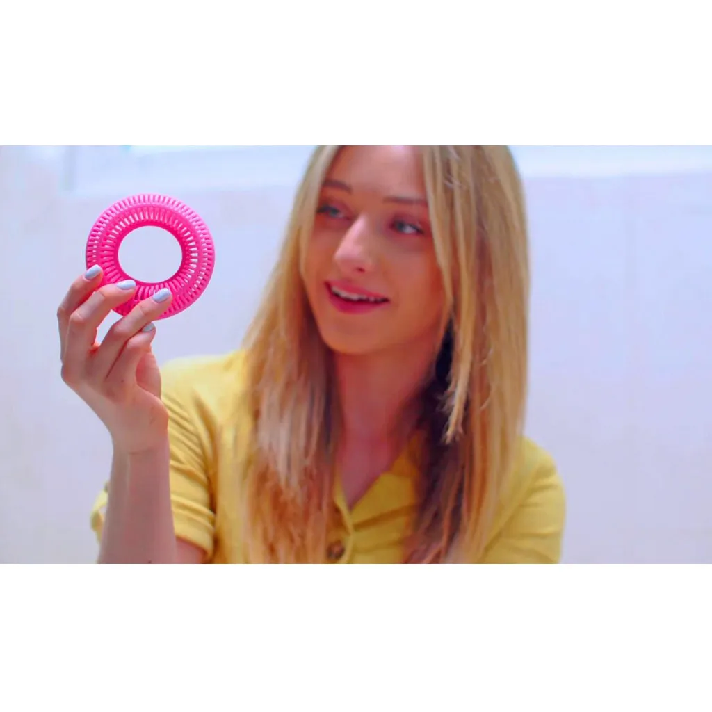 Кольцо с фильтром для волос обертывается вокруг слива чтобы моментально ловить