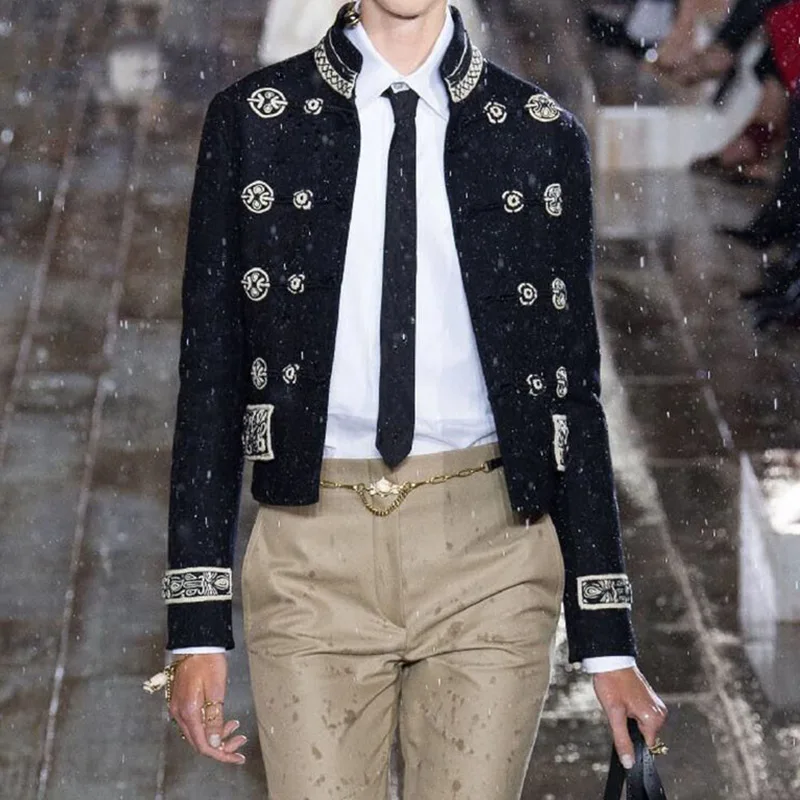 Женская укороченная куртка с воротником стойкой черная подиумная винтажная в