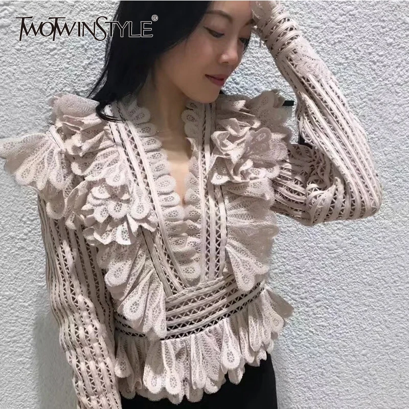 TWOTWINSTYLE кружевная блузка с рюшами, Женская Сексуальная Блузка с v-образным вырезом и длинным рукавом, женские топы, осенняя модная одежда, Новинка