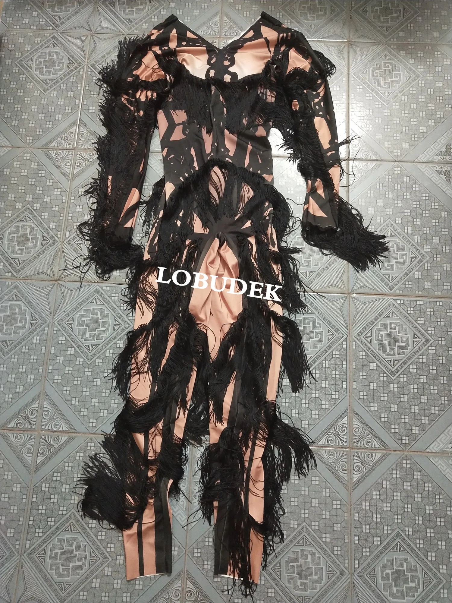 Комбинезон с кисточками на рукавах из спандекса |