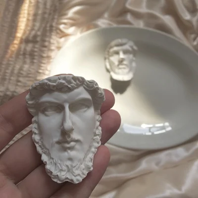 C 50mm Resin HUANZHI, новинка, преувеличенная, смешная, абстрактная, золото, металл, западные аксессуары, половина человеческого лица, портрет, брошь для женщин, вечерние - Окраска металла: C 50mm Resin