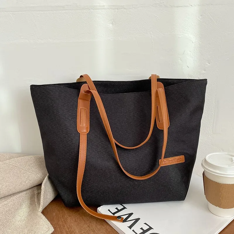 2021 Women's Autumn Winter New Solid Color Commuter Bag Large Capacity Fashion Simple Horse Pendant Shoulder Bag Female Brand