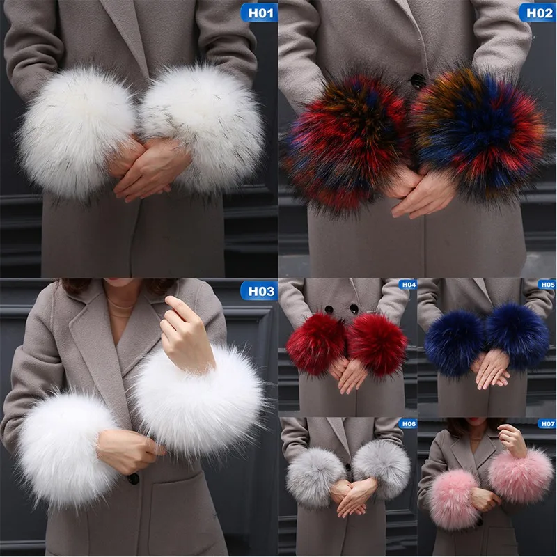 Женский комплект из браслета с манжетами и меховым нарукавником зима 2019 |