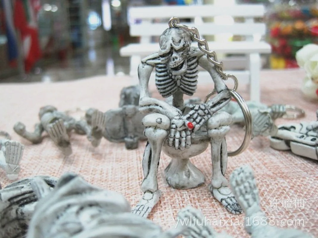 2 шт. страшная личность скелет череп сидящий на унитазе брелок подвеска мужское