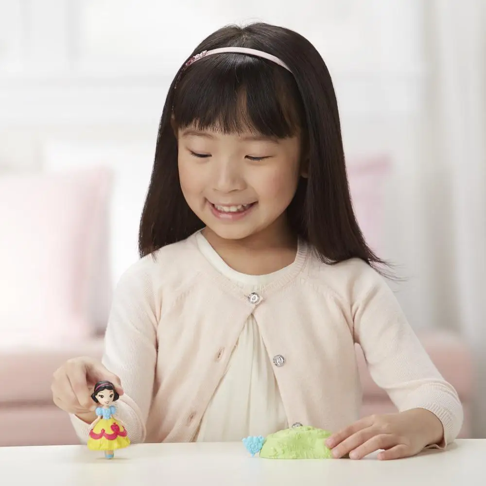 

NEW Hasbro Princess - Snow White Magic Moves 7.6cm PVC Action & Toy Figures E2778