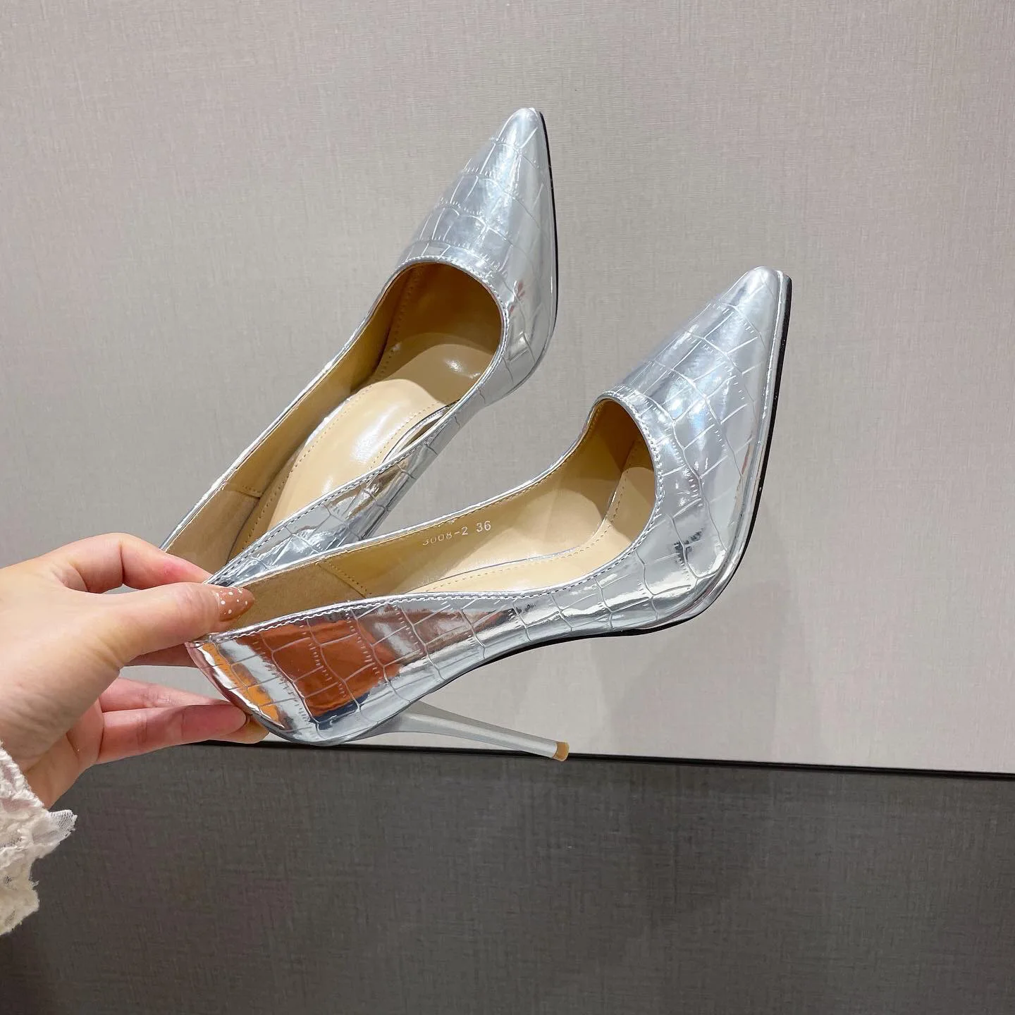 

Классические пикантные туфли-лодочки с острым носком на высоком каблуке, женские туфли-лодочки с искусственным змеиным принтом для свадебн...