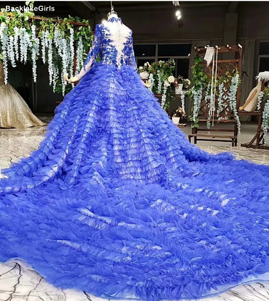 Королевское синее вечернее платье больших размеров длинное фатиновое с рюшами