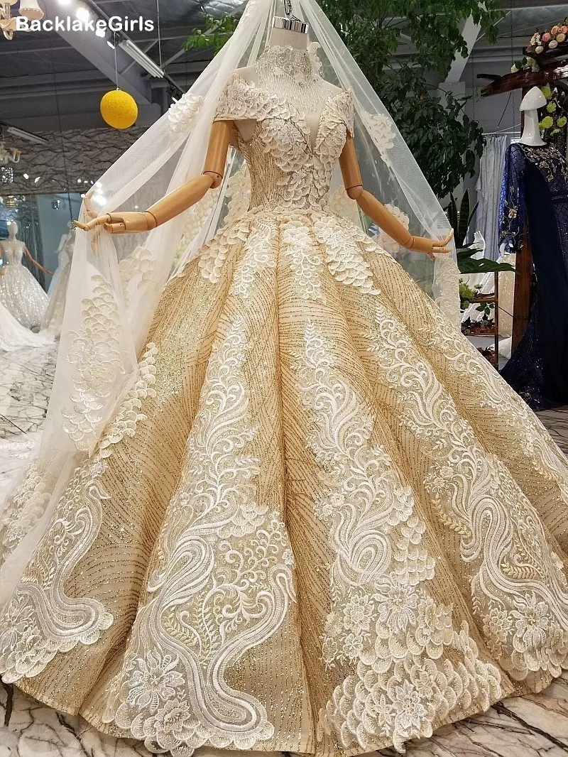 Пышное свадебное платье с коротким рукавом и ожерельем кисточками богемное в пол