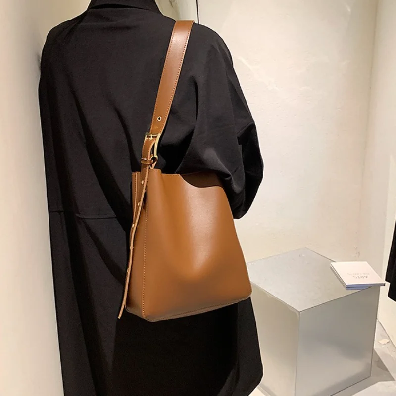 

2022 New Luxury Designer PU Leather Large Capacity Bucket Crossbody Bags for Women Retro Female Shoulder Bag Handbag and Purse