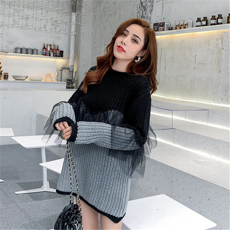 Женский вязаный свитер с кружевом длинный контрастных цветов круглым вырезом