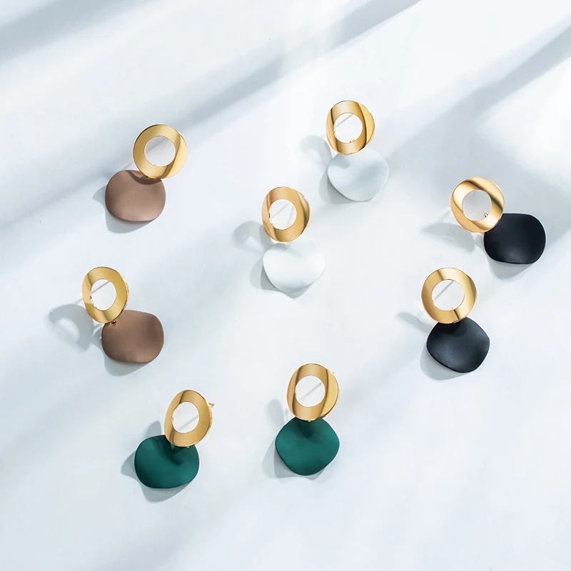

Korean Statement Twisted Metal Drop Earrings for Women Gold Round Fashion Wedding Jewelry Vintage Simple Girl Earrings 2020