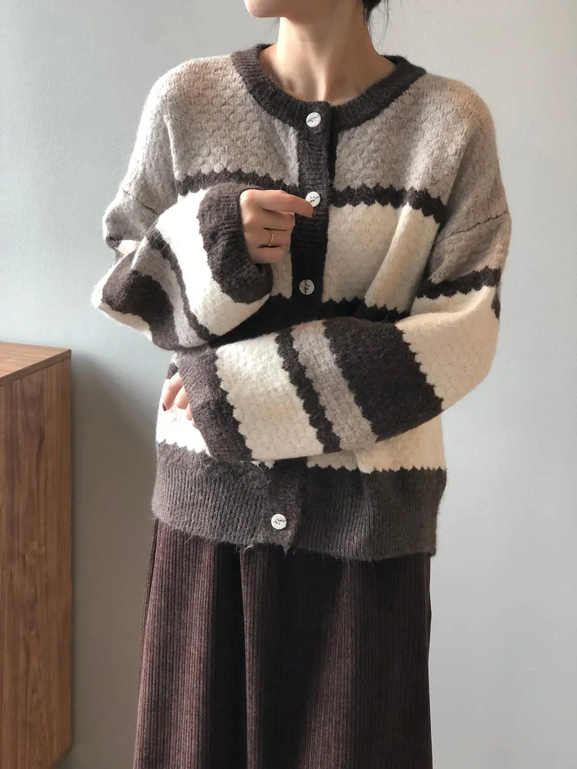 

New autumn/winter 2020 Vintage cardigan knit cardigan coat with Korean hong Kong-style striped sweater with round neck contrast