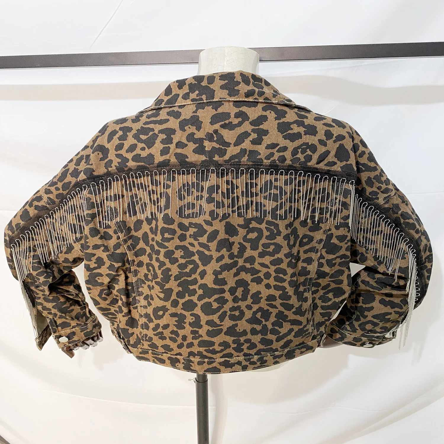 Женская джинсовая куртка с рукавами летучая мышь бахромой сзади весна осень