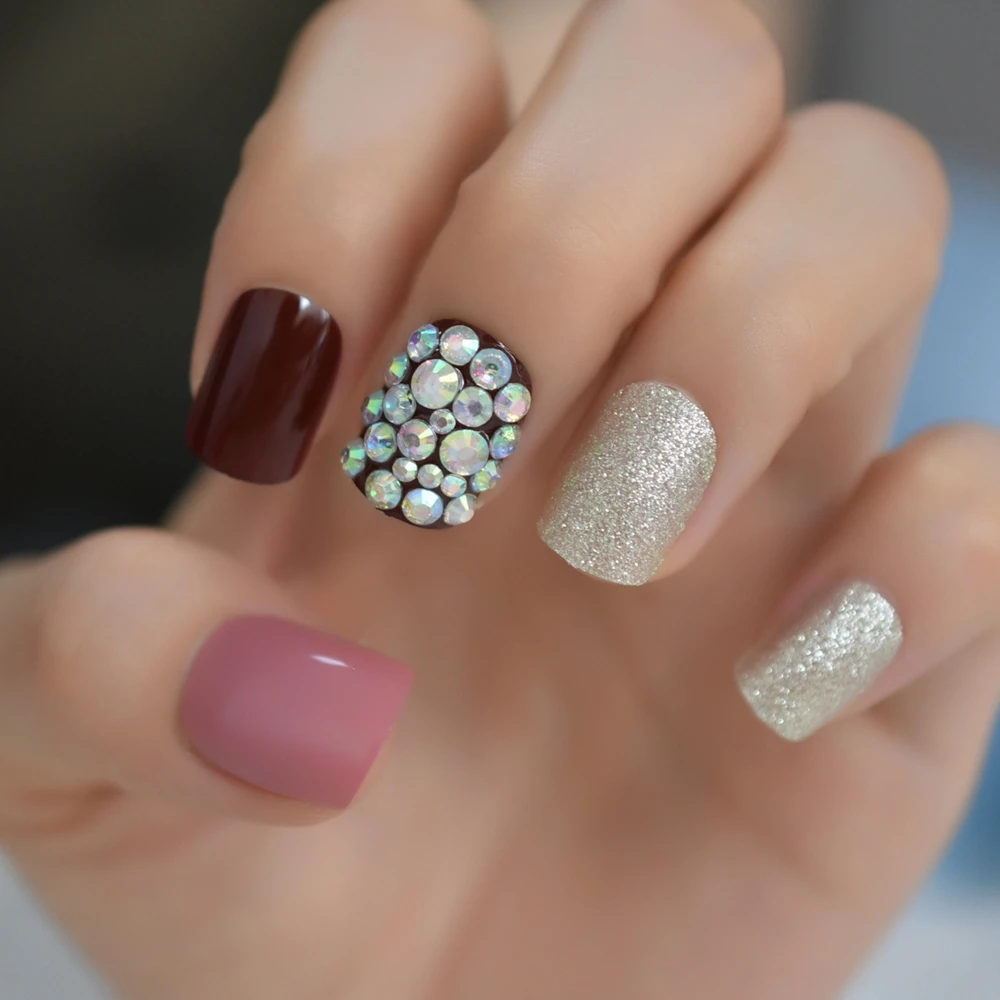 Предварительно разработанные короткие искусственные ногти 3D Сияющие стильные