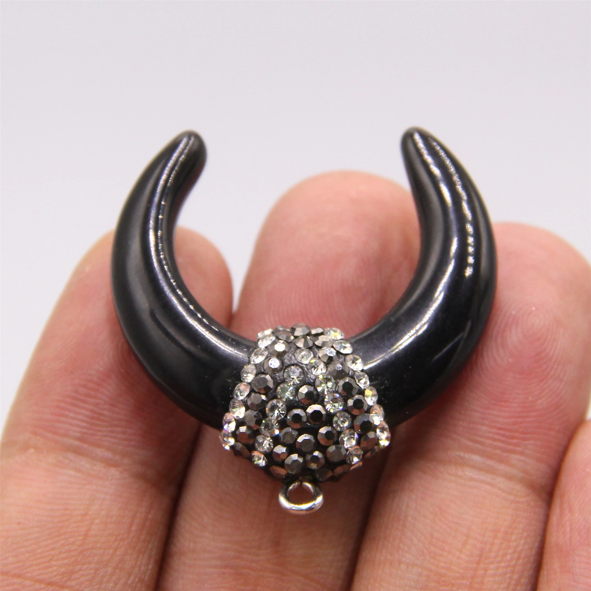 Подвески из натурального алебастра подвески с черным камнем полумесяц рожковый