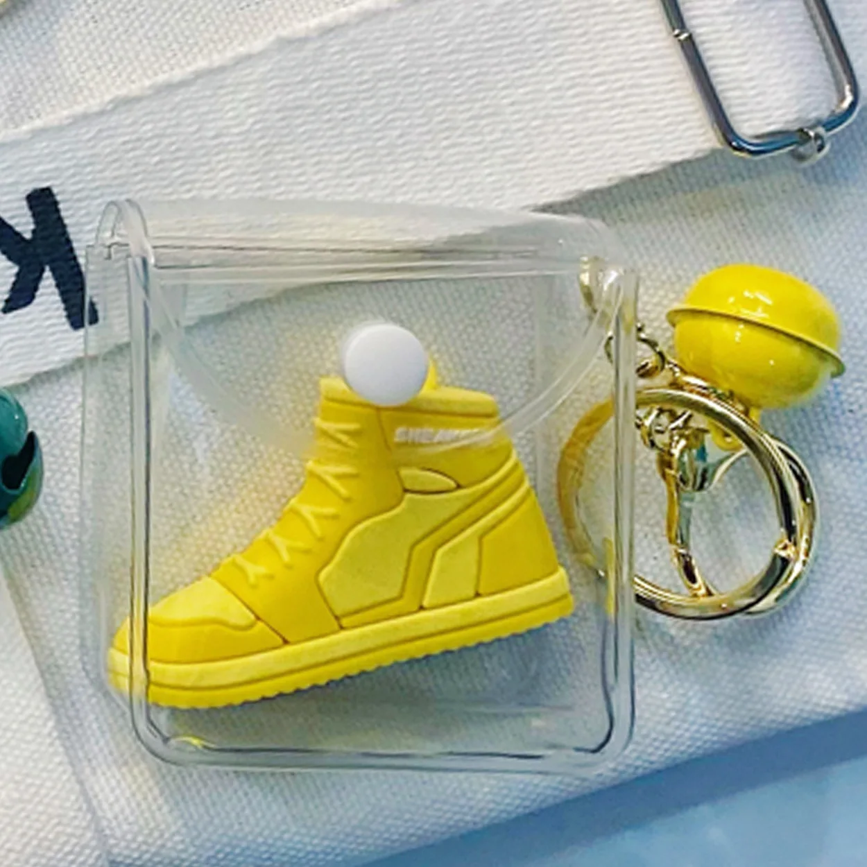 

2021 Fashion Creative Design Of Three-Dimensional Color Shoes Box The Same Type Of Keyring Hanging Bag Accessories Keychains