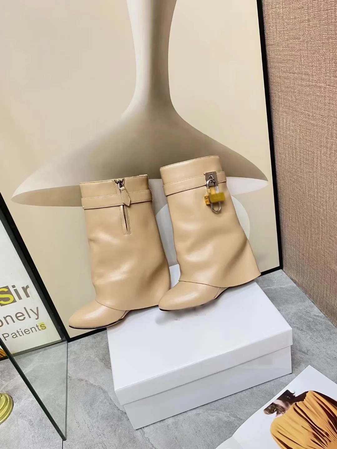 Однотонные ботильоны на танкетке с боковой молнией и круглым носком