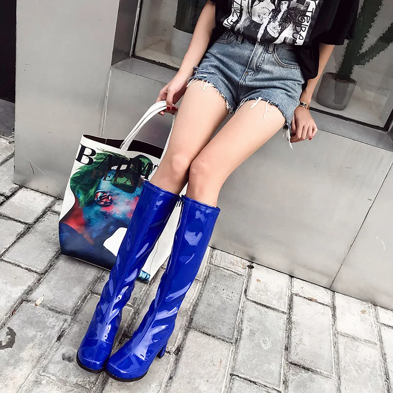 Модные новые женские сапоги до колена однотонные лакированные кожаные осенне