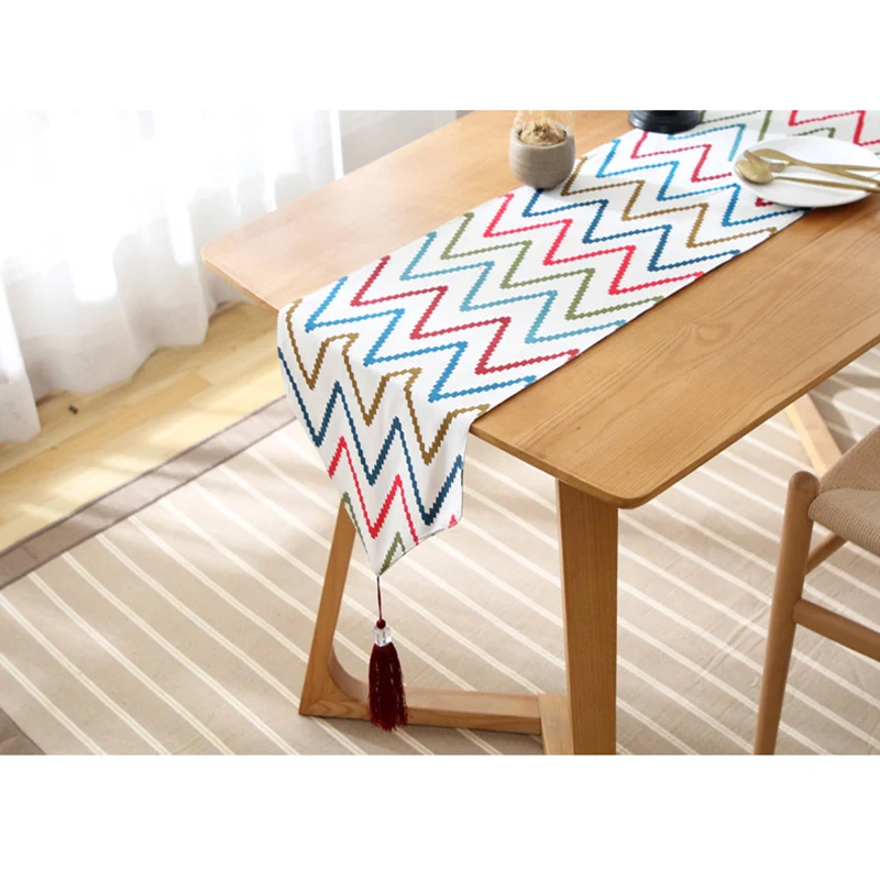 Декоративная скатерть в полоску с геометрическим элементом | Дом и сад
