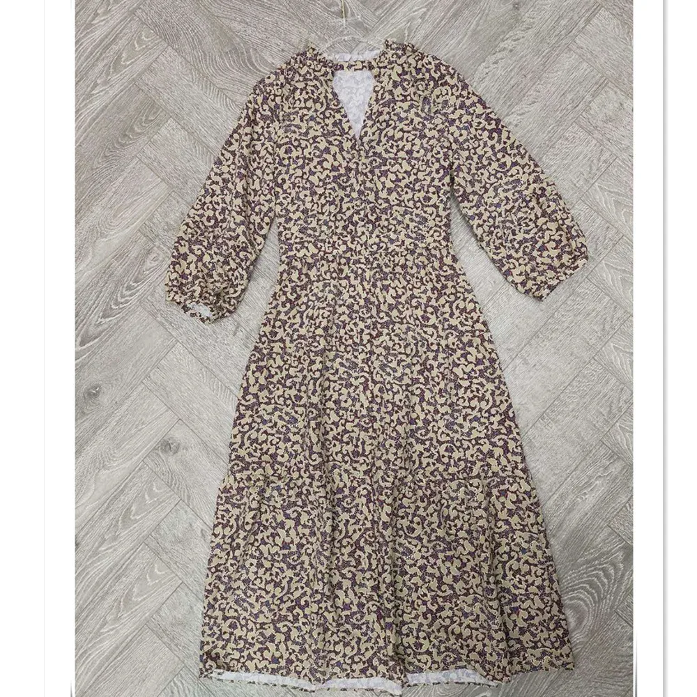 

2020 Spring and Summer New Floral V-neck Dress, Puff Sleeve Dress