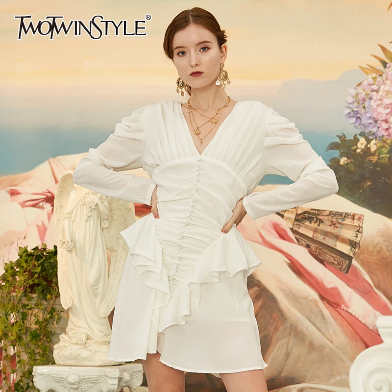 Платье TWOTWINSTYLE с рюшами высокой талией треугольным вырезом и рукавами-фонариками