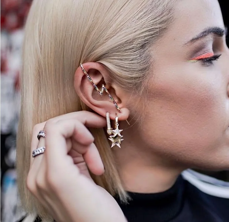 Женские маленькие серьги кольца золотого и серебряного цвета с фианитом милые