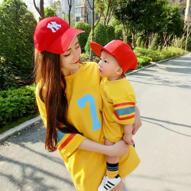 

2020 Summer Matching Family Outfits Fashion Letter Print Casual Tshirt Mother Father Kids Shirts Baby Romper Fashion Family Look