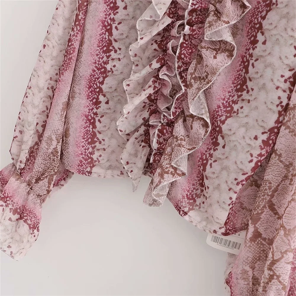 

2020 spring women's new V-neck flared sleeves fashion wild was thin and loose temperament lotus leaf floral shirt