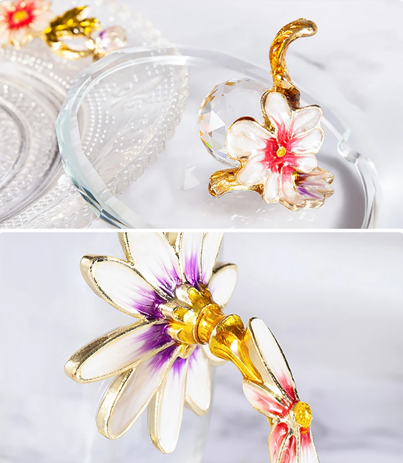 Кружка Red Rose Enamel Crystal с цветочным узором и ручкой - идеальный подарок для любимого человека на свадьбу.