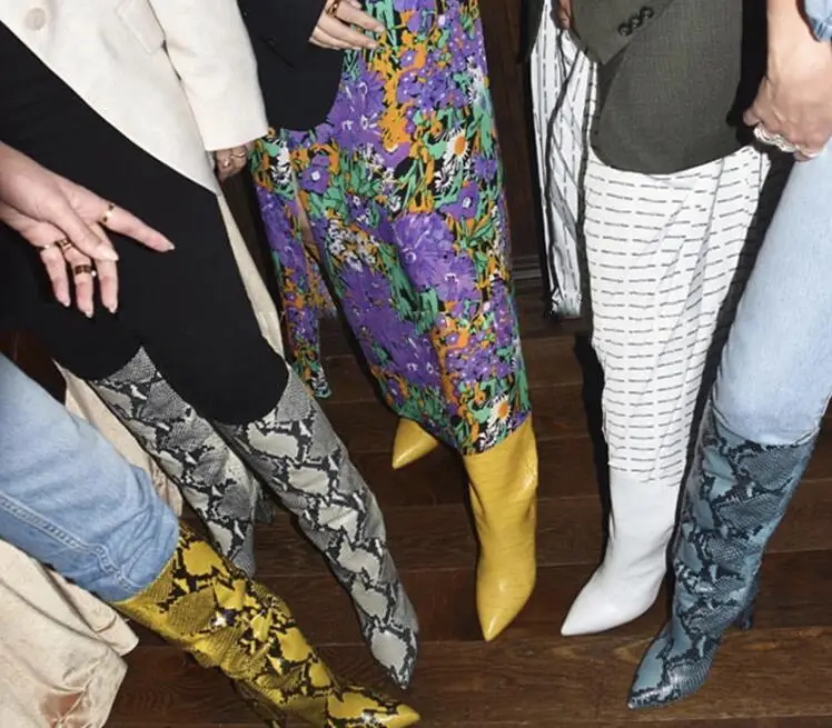 Стильные коричневые кожаные женские сапоги выше колена на толстом каблуке 9 см