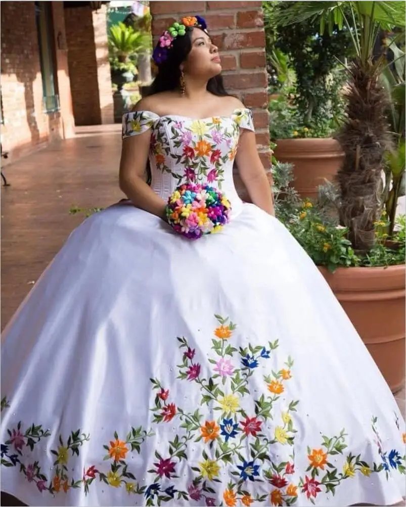 

White Satin Ball Gown Quinceanera Dresses Off Shoulder Embroidery Floral Lace 15 Years Brithday Party Gowns Girls Sweet 16 Dress