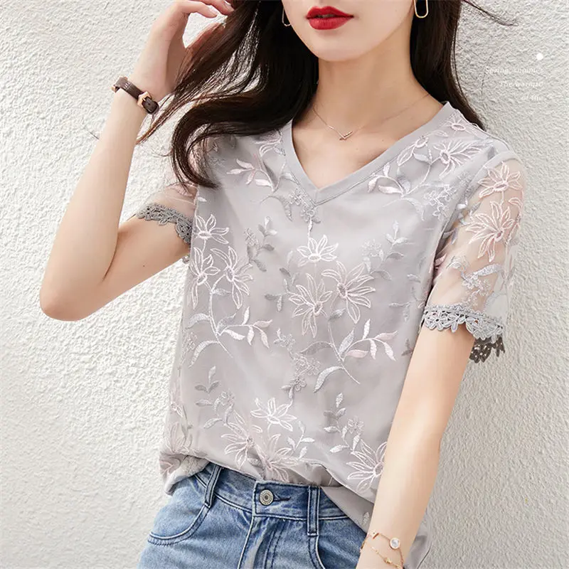 

2022 Summer New Korean Version Of Loose Hollow Embroidery Stitching Cotton V-neck Short-sleeved T-shirt Female Trend