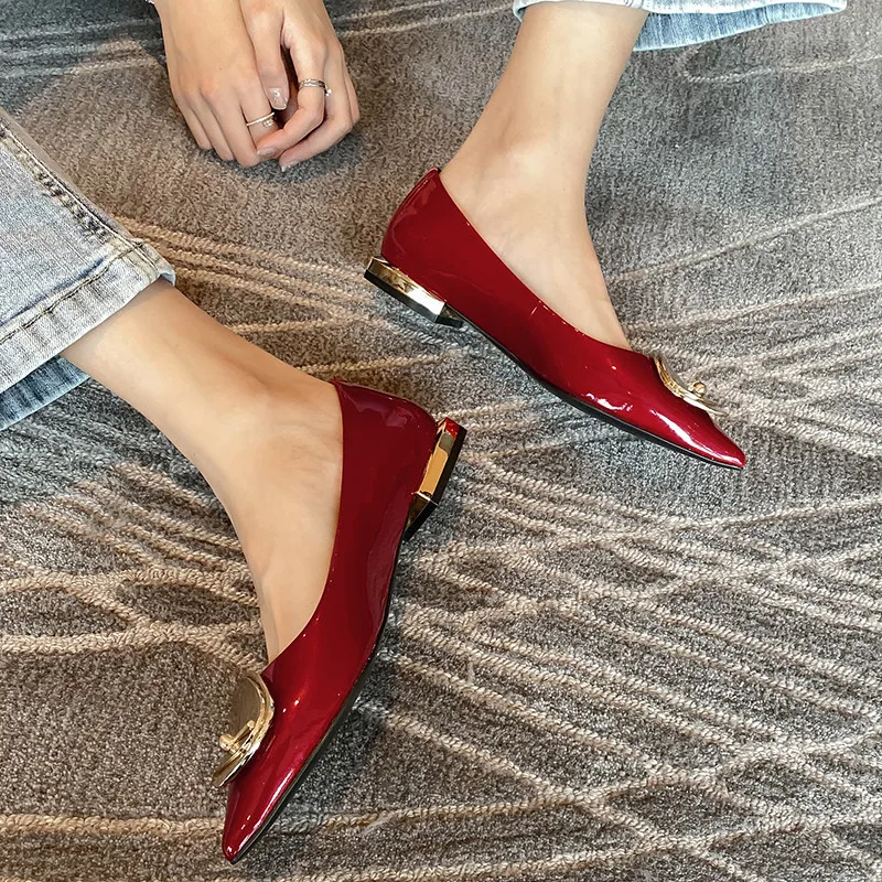 Женские лакированные туфли FEDONAS черные из коровьей кожи с острым носком на