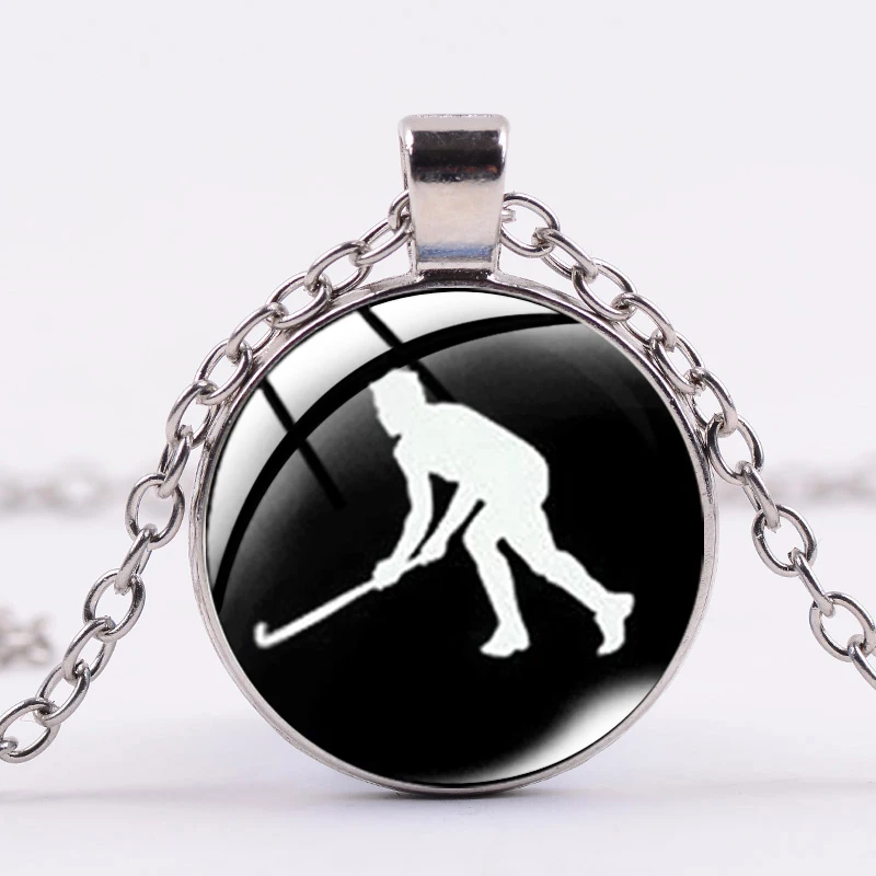 Винтажное колье в стиле хоккея на траве с силуэтами игроков под стеклянным куполом, спортивные украшения в подарок для членов клуба.