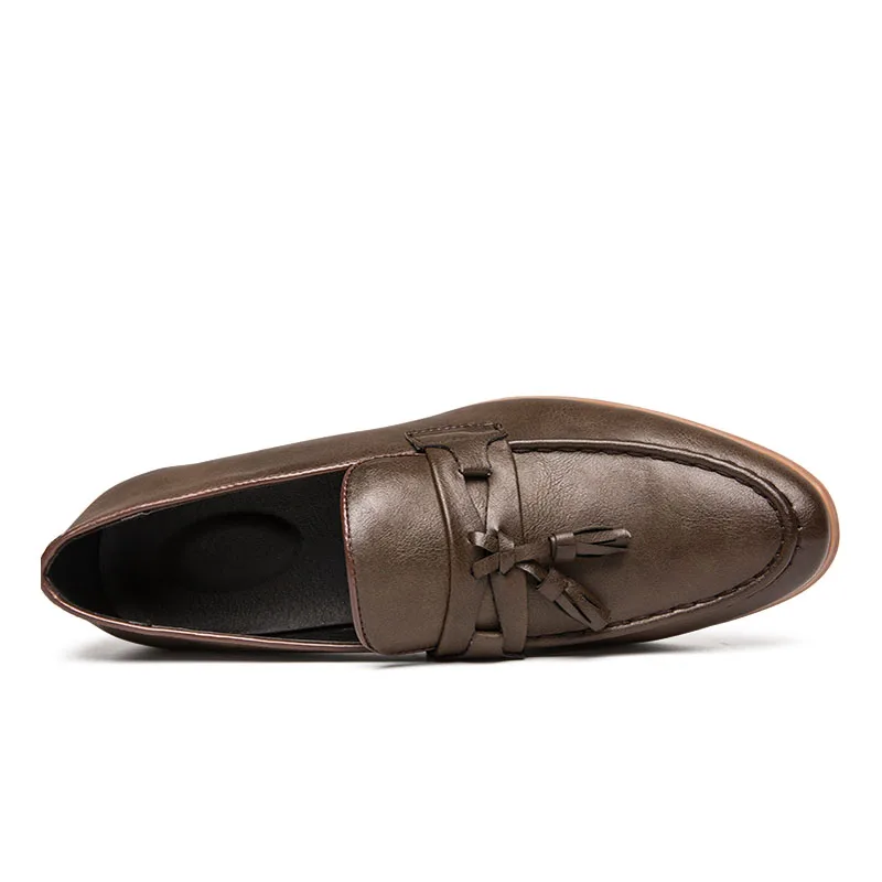 Осенние мужские лоферы на плоской подошве модные повседневные с кисточками