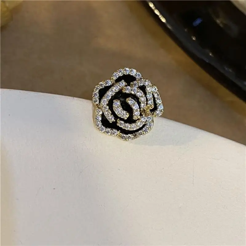 

Camellia Brooch Vintage French Diamond-Studded Buckle Wild Simple Temperament Light Luxury High Sense of Flower Brooch Female