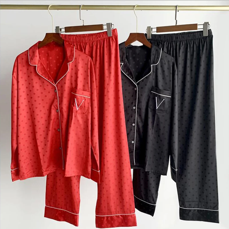 

Женская зимняя пижама с длинным рукавом и V-образным вырезом