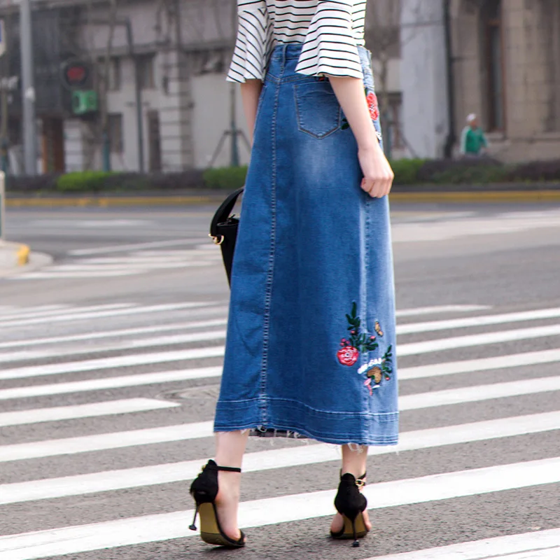 Женское джинсовое платье макси длинное ТРАПЕЦИЕВИДНОЕ ПЛАТЬЕ с цветочной