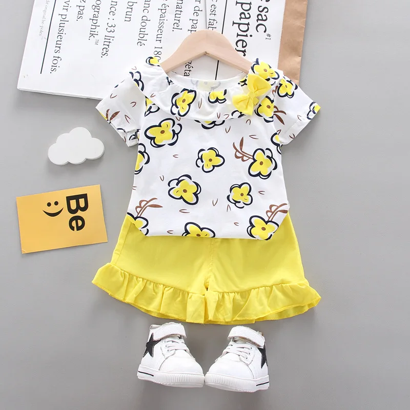 

Футболка с цветочным принтом и галстук-бабочка + однотонные шорты