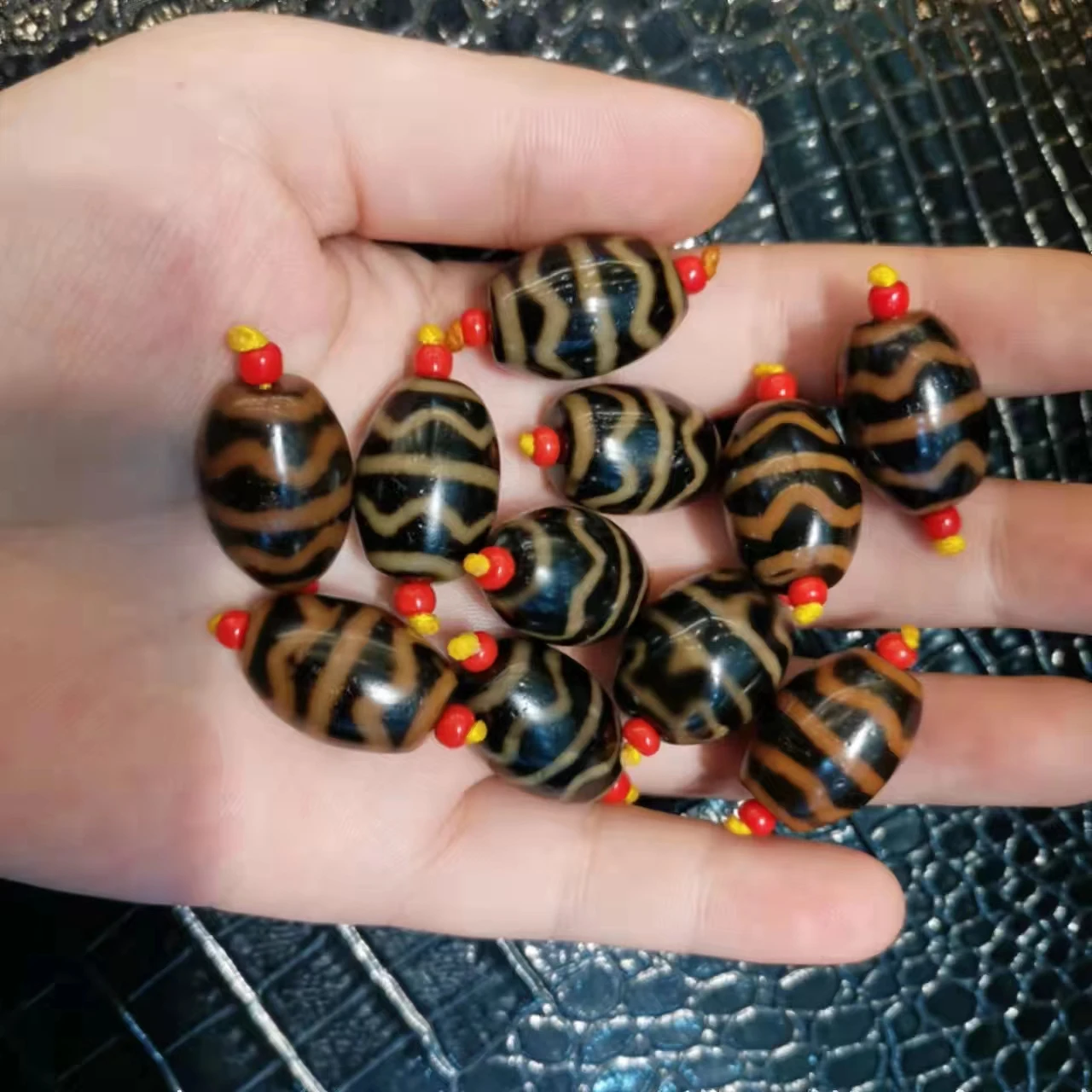 

1pcs/lot Natural Daluo Dzi Beads Mellow patina Tiger pattern round beads precious Collection Tooth yellow black folk-custom gem