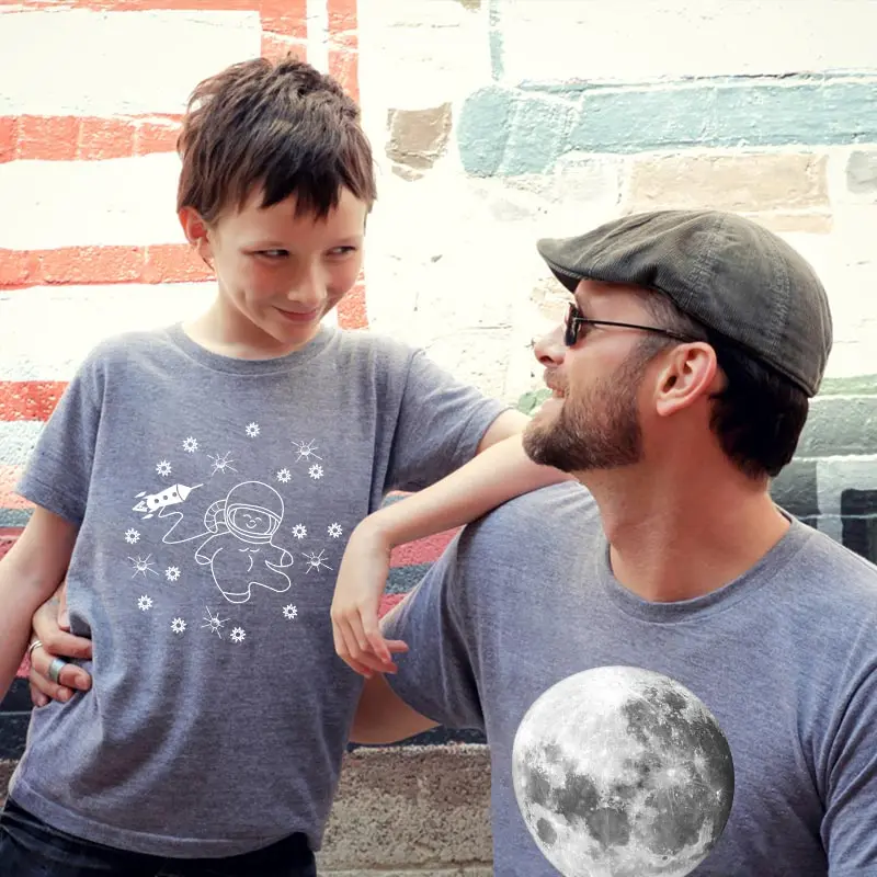 

2021 summer new father and son wear round neck short-sleeved T-shirt casual fashion dad and kids moon astronaut cartoon print