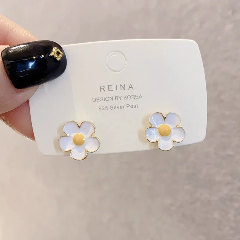 

New Fashion Temperament All-match Girl S925 Silver Needle Hyuna Style Flower Small Fresh Earrings