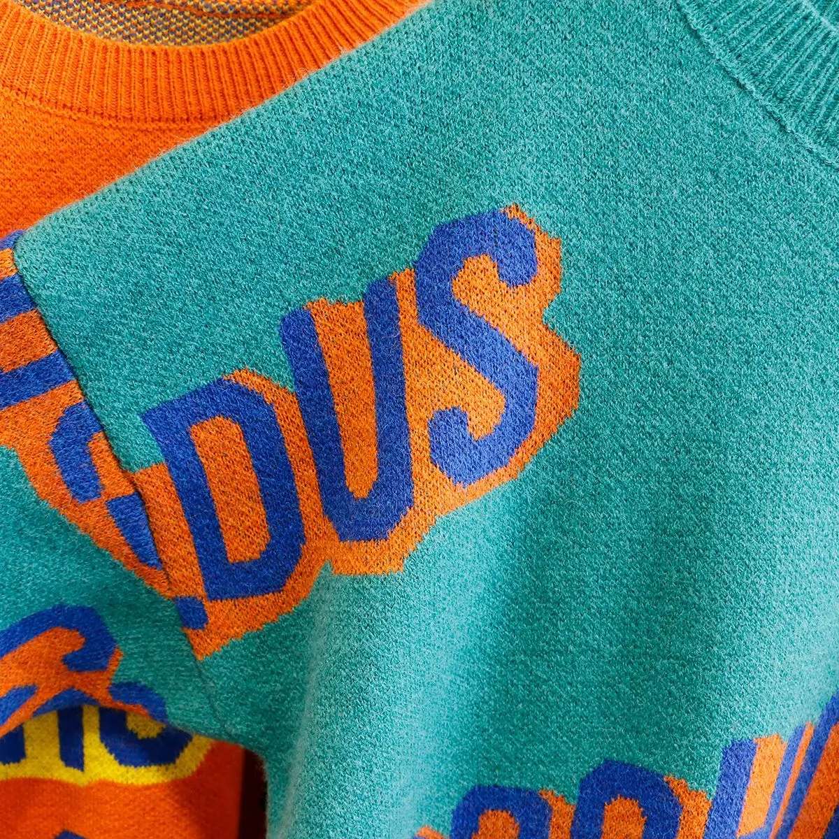 Осенние женские свитера свободные с капюшоном цветные буквами вязанные толстые