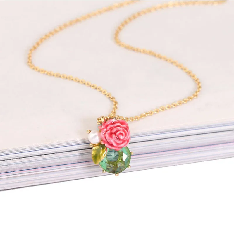 

Ожерелье женское с эмалированными цветами и жемчугом, с позолотой, кулон с зелеными кристаллами