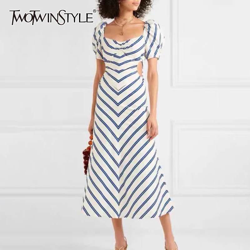 Платье в полоску TWOTWINSTYLE с квадратным вырезом пышными короткими рукавами высокой