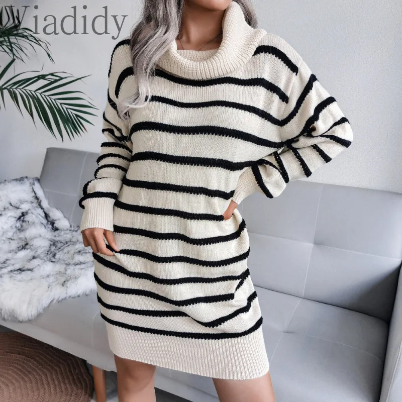 Женское Повседневное трикотажное платье-свитер в полоску с высоким воротником и