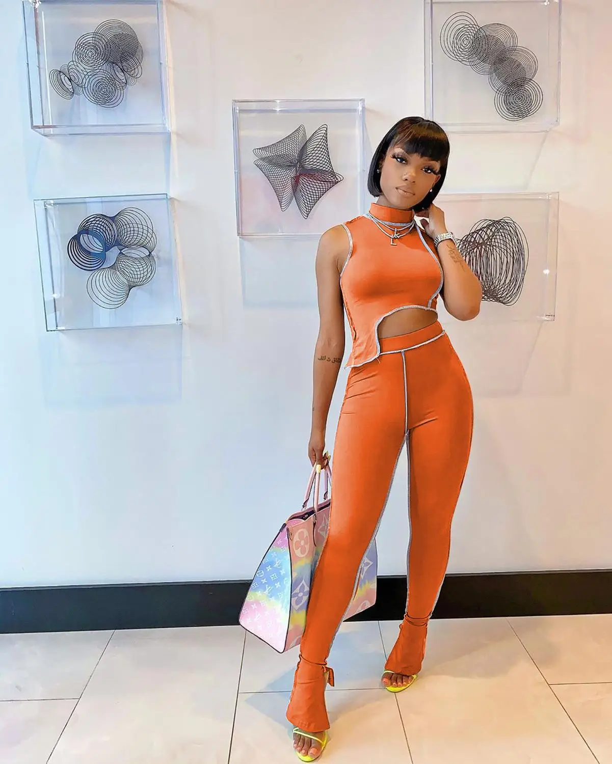 Женский спортивный костюм в полоску облегающий однотонный топ с разрезом на